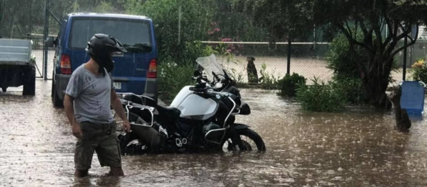 «Χαμός» στα νότια προάστια Αττικής από το ξαφνικό μπουρίνι – Δρόμοι «ποτάμια» & φανάρια εκτός λειτουργίας (φώτο-βίντεο)